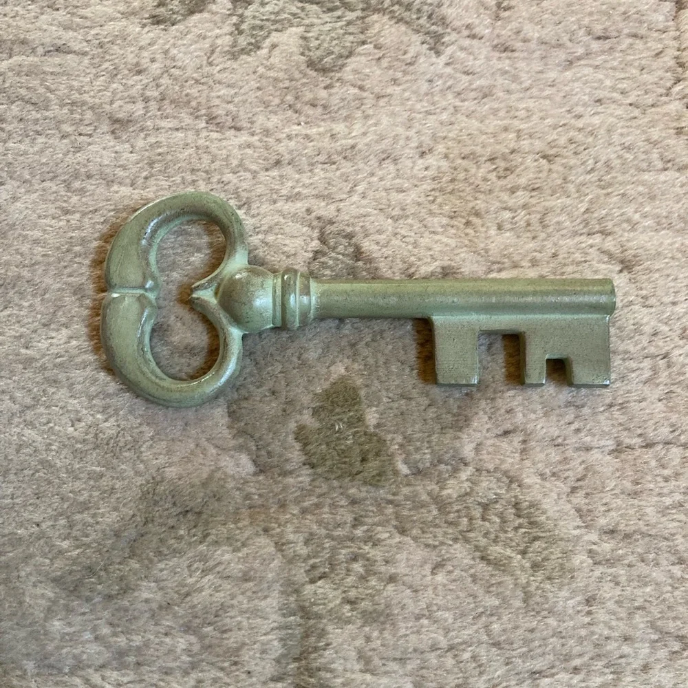 Pottery Barn set of 7 Vintage Decorative Skeleton Keys